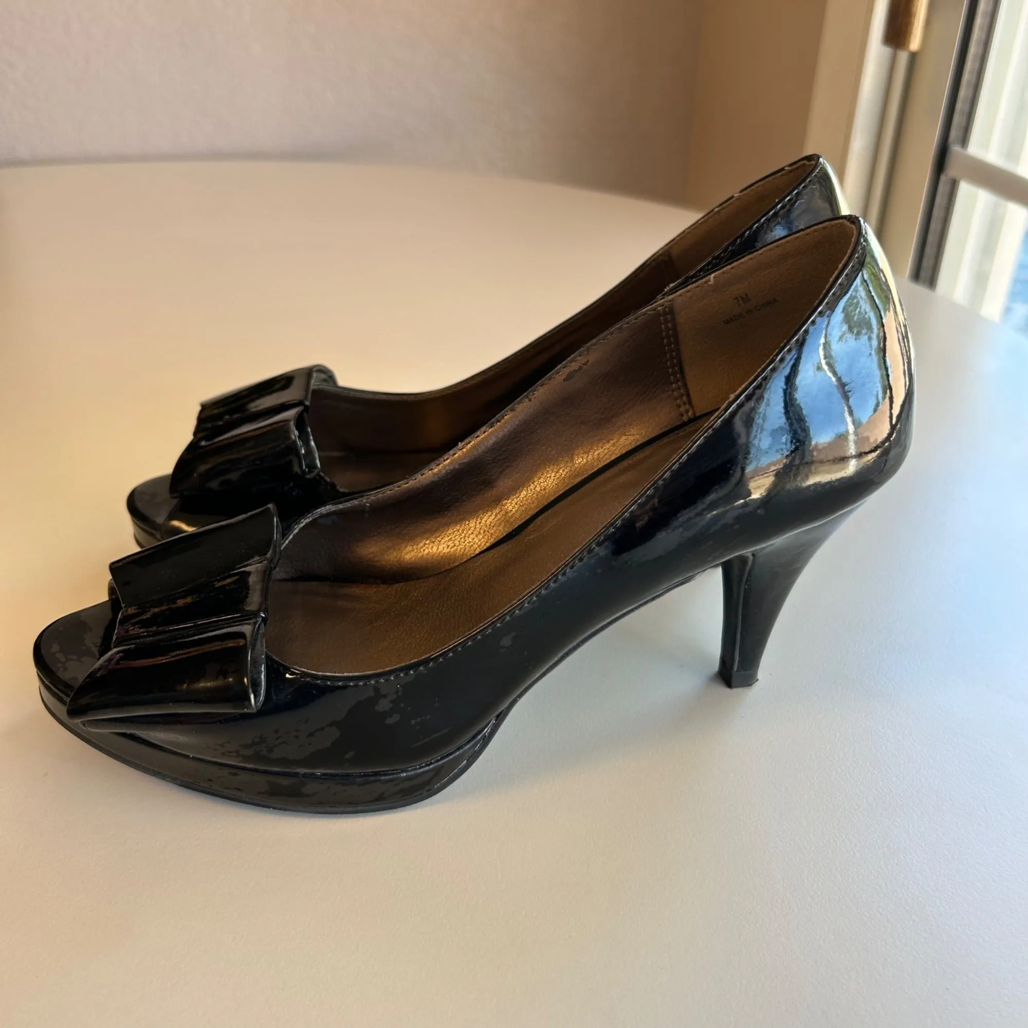 Dressbarn Womens Black Patent Leather Peep Toe Heels With Bow Detail Size 7M